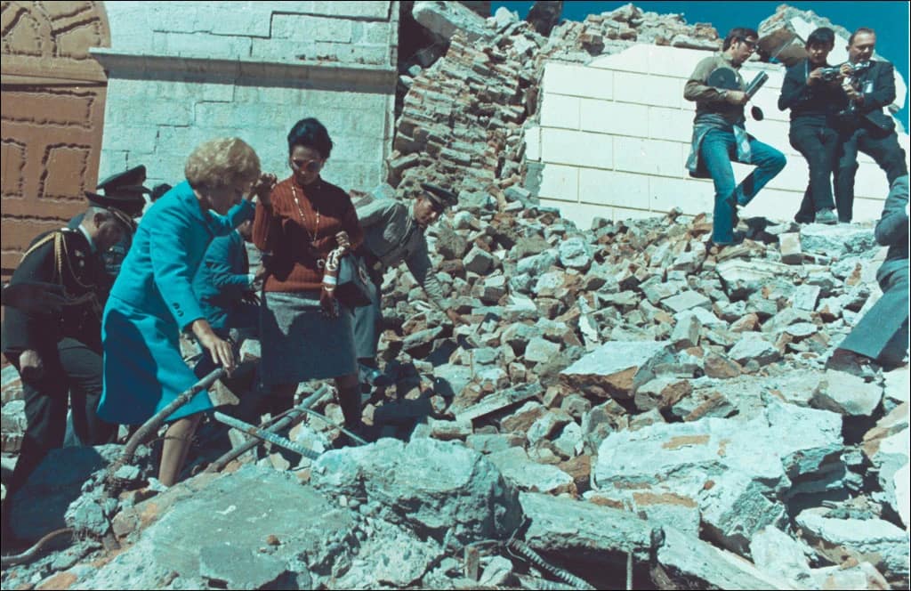 Prima doamnă a SUA, Pat Nixon, în vizită după dezastrul din Peru FOTO wikipedia