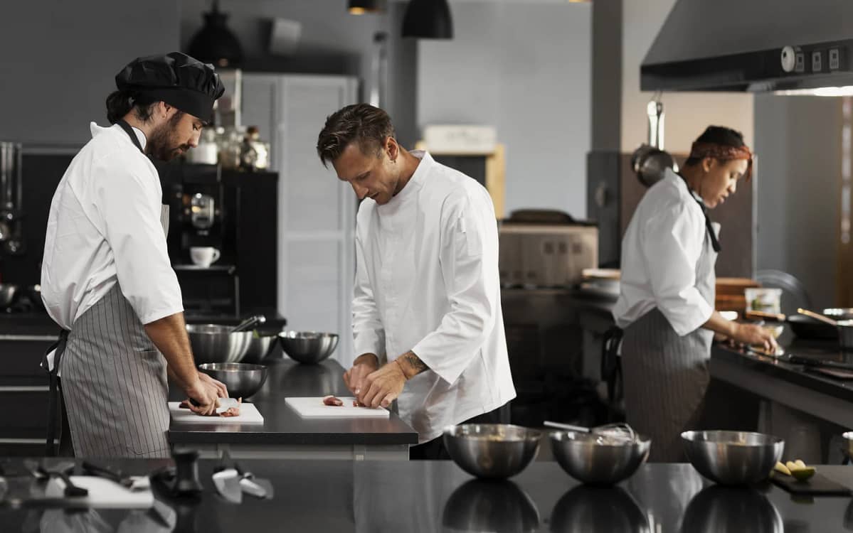 Munca în bucătăriile restaurantelor este adesea plină de stress. Sursa: Freepik.com