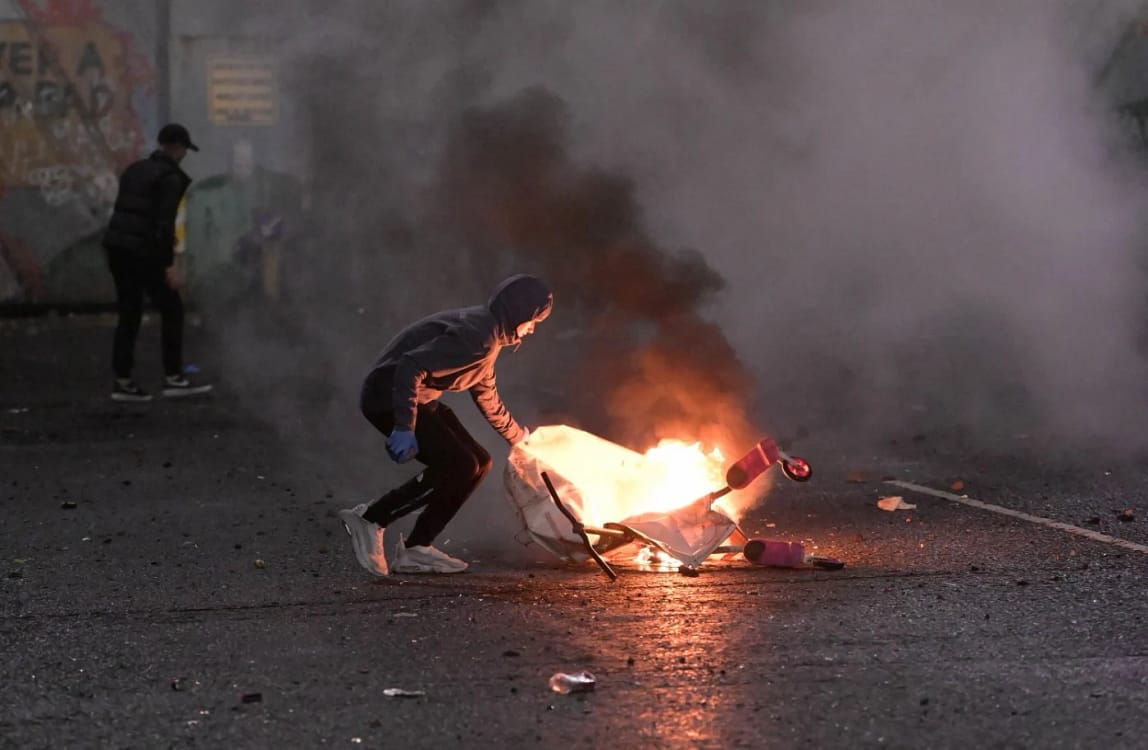 Protestatarii au incendiat casele şi afacerile românilor. FOTO: GettyImages
