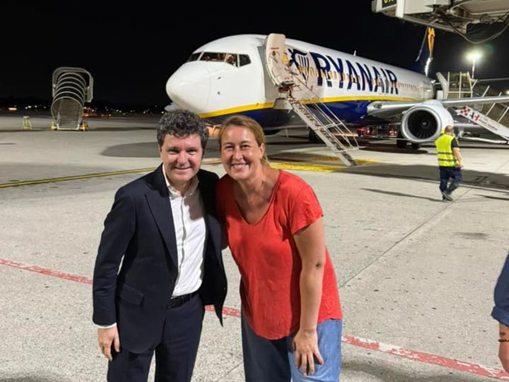 Nicușor Dan, surprins într-un zbor spre Milano/FOTO: Facebook