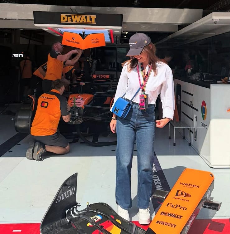 Simona Halep s-a fotografiat în fața monopostului McLaren Sursa foto/Instagram