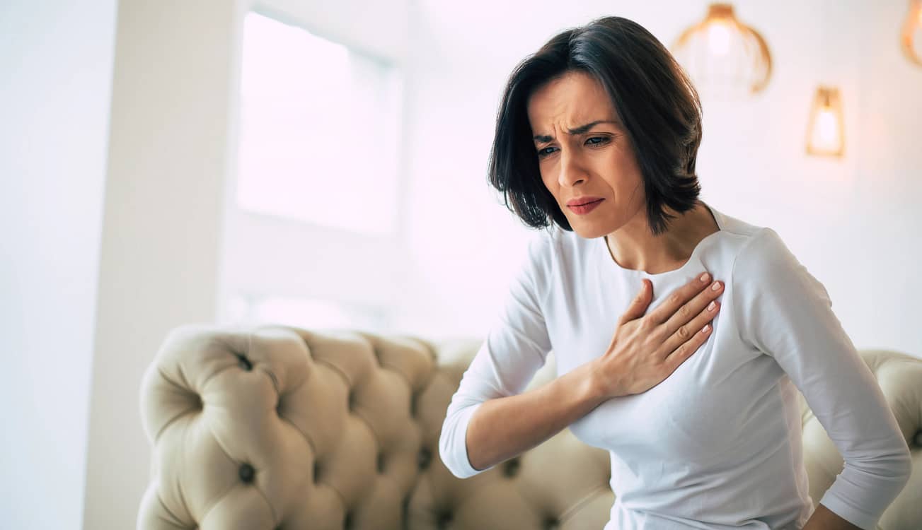 O femeie care resimte dureri în piept cel mai probabil din cauza unui infarct Foto Shutterstock