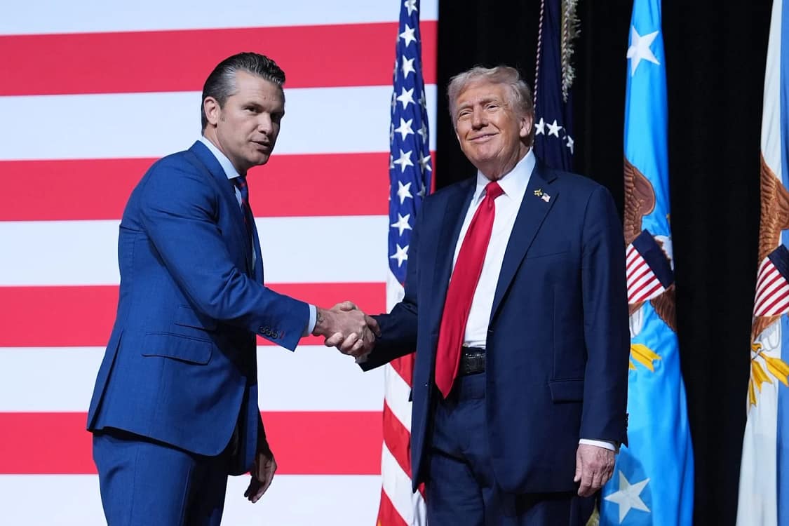 Pete Hegseth și Donald Trump s-au întâlnit cu generalii armatei. FOTO: Profimedia