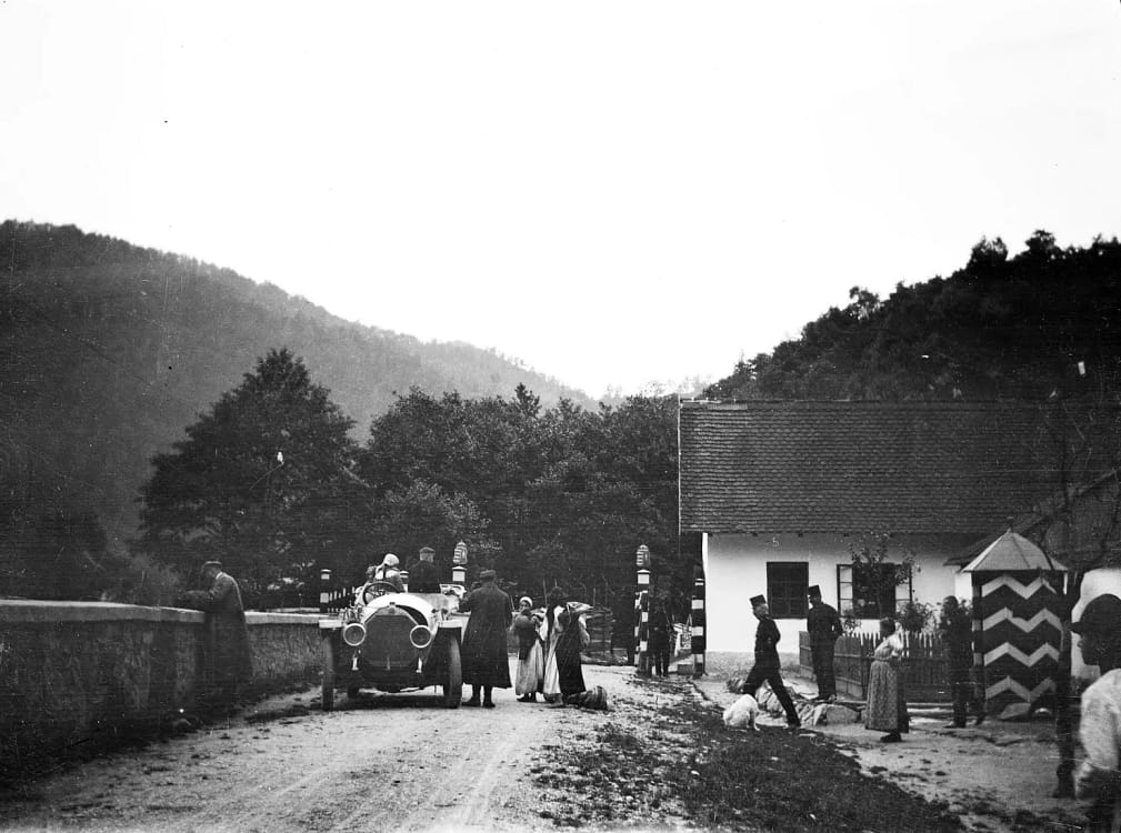Punctul vamal din Turnu Roșu. Anii 1900. Sursa: Fortepan  UWM Libraries