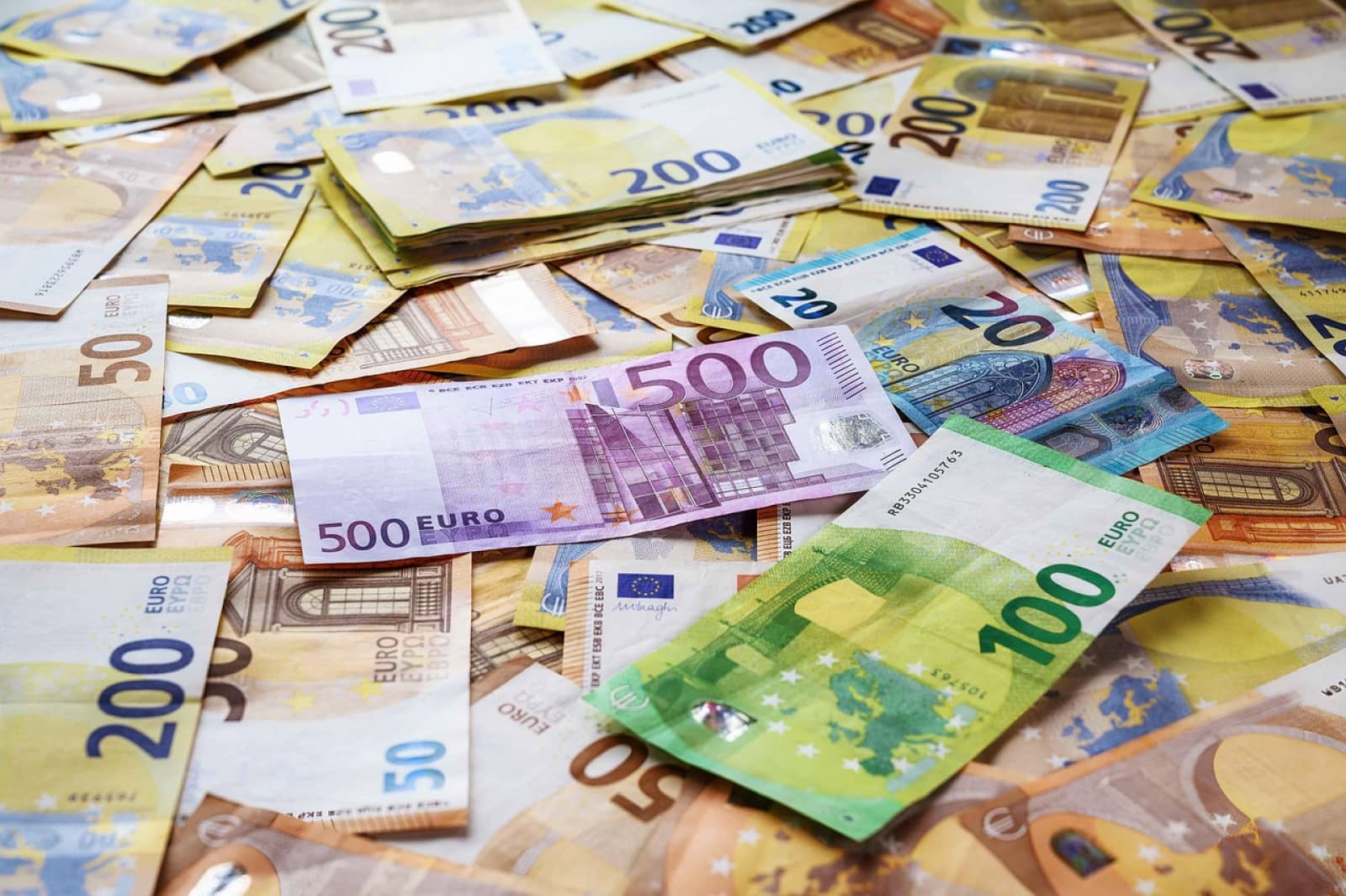 O directoare la stat a delapidat 900.000 € și i-a pierdut la pariuri: Am o adicție puternică