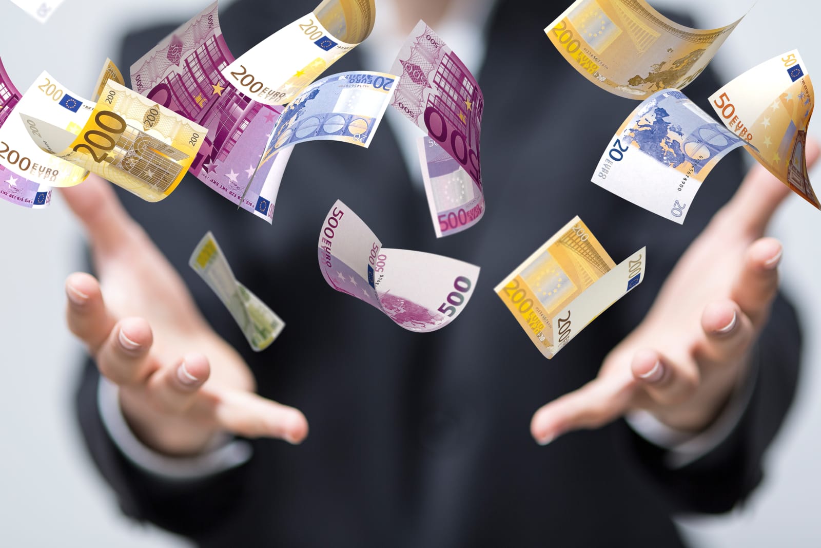 Declarațiile de avere și interese ale politicienilor, secretizate prin decizia CCR. Nu mai cuprind averile soților și copiilor