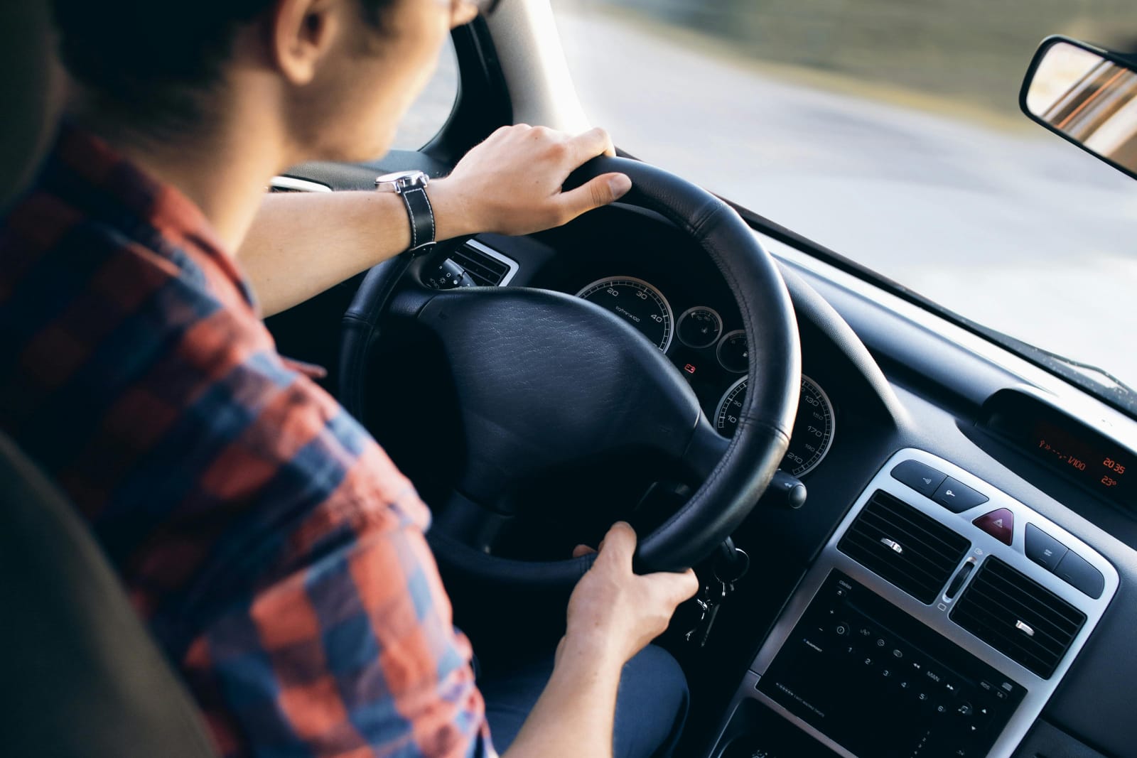Noi reguli pentru șoferi: Minimum doi oameni într-o mașină și taxe zilnice. Peste 1,1 milioane de români sunt vizați de propuneri