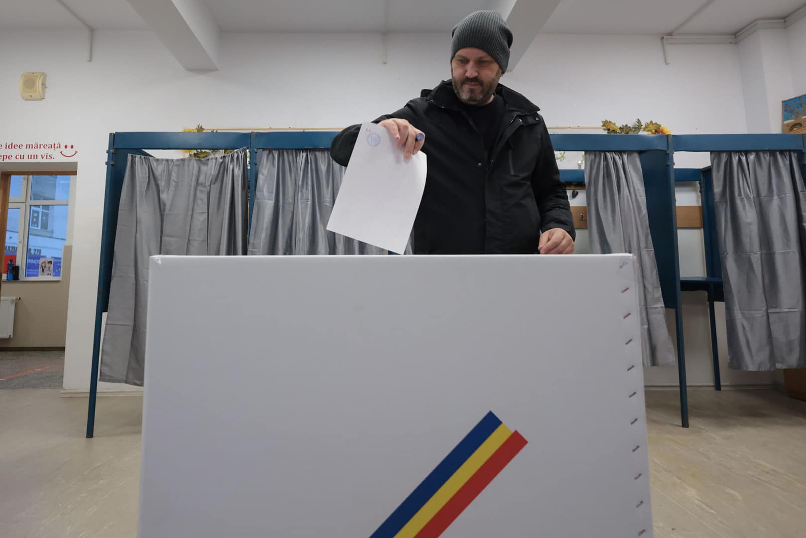 În ziua votului, un nou sondaj de opinie este anunțat pentru diseară. Rezultatele exit-poll la alegerile pentru Primăria Capitalei, prezentate în această seară pe Hotnews