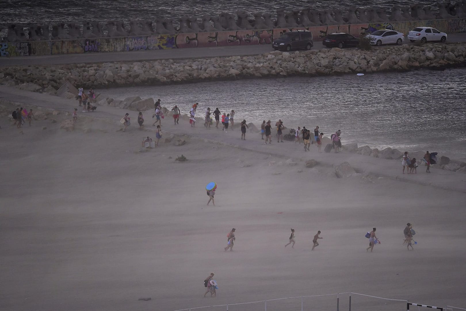 „Să-și facă provizii de apă și alimente pentru 48 de ore”. Avertisment pentru constănțeni, din cauza furtunilor care încep marți seară