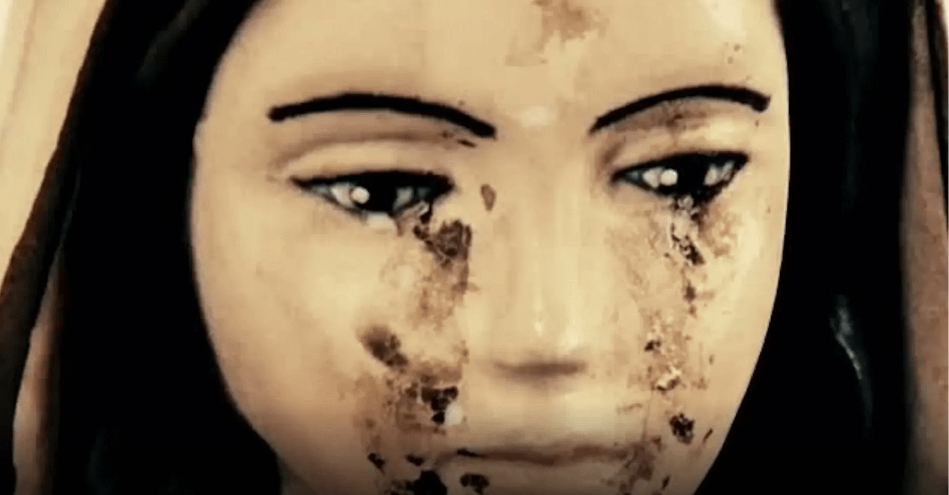 Escrocherie cu lacrimi de sânge : femeia din spatele ‘miracolului’ statuii care plânge, inculpată pentru înșelăciune