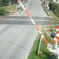 Șofer inconștient, filmat ocolind bariera coborâtă la o trecere la nivel cu calea ferată. Cum a fost sancționat