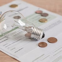 Cei mai ieftini furnizori de energie electrică după liberalizarea pieței din 1 iulie. Cum să alegi oferta potrivită pentru tine