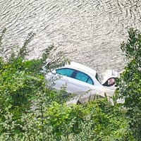 Un șofer turc a plonjat cu mașina în râul Olt. Circulația pe DN7 se desfășoară alternativ