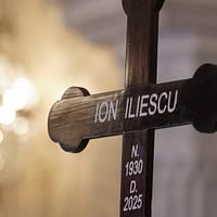 Ion Iliescu, între credință și controversă. Ce lipsește de pe crucea fostului președinte și care ar putea fi explicația