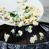 Bruxelles-ul vrea să aruncăm mai puțină mâncare și să reducem deșeurile textile