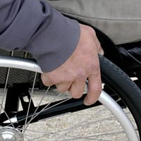 Persoanele cu dizabilități, aruncate în grija unor administrații locale sărace