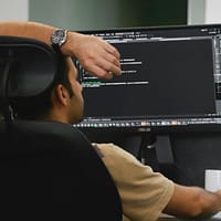 Cartea de identitate electronică, păzită cu SUV-ul