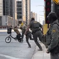 Momentul hilar în care mai mulți agenți au încercat, fără succes, să prindă un bărbat pe bicicletă