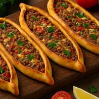 Pide turcești cu carne, brânză sau ou. O rețetă simplă și spectaculoasă