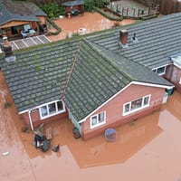 Furtuna Claudia paralizează Anglia și Țara Galilor: sate sub ape, pene de curent și peste 90 de avertizări de inundații