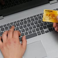 Tot mai mulţi români aleg plăţile digitale la livrarea cumpărăturilor