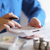 Venitul brut realizat în octombrie de salariații femei, cu 491 lei mai mic decât cel al bărbaţilor