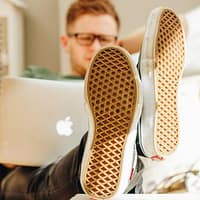 „Generația care NU mai rabdă nimic”: De ce șefii dau afară tinerii din Gen Z — și cum au ajuns ei să rescrie regulile la job