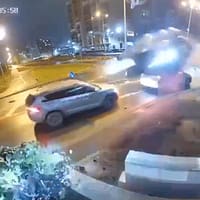 Ce s-ar fi întâmplat, de fapt, cu șoferul care a zburat cu mașina printr-un sens giratoriu din Oradea / video viral