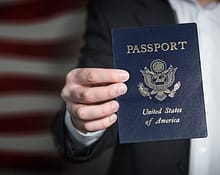 Pașaportul de rezervă: De ce tot mai mulți americani văd în dubla cetățenie noul „vis american”