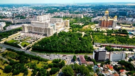 Un simbol istoric din București i-a fascinat pe turiștii străini: ‘Mașinile pur și simplu zboară în jurul lui’