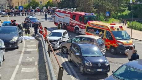 VIDEO Scene de groază în Italia: un șofer a intrat în plin într-un grup de oameni / Un mort și mai mulți răniți