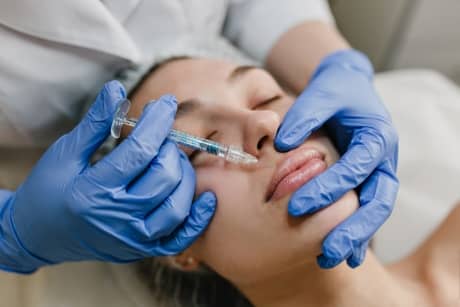 Procedura cosmetică banală care poate aduce daune ireparabile. Un organ vital are de suferit! Experți: ‘Nu e de joacă’