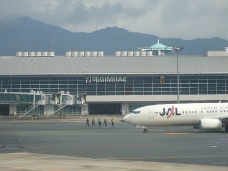 Incident pe Aeroportul Gimhae din Coreea de Sud: Un avion a fost cuprins de flăcări