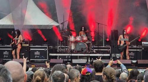 Spectacol șocant la un festival în Râșnov. Cântărețele dintr o trupă rock din Norvegia s au dezbrăcat complet pe scenă