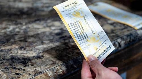 Bărbatul care a câștigat aproape un miliard de dolari la loto a venit să și ridice premiul: 