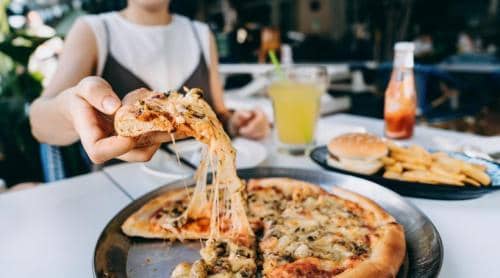 Două turiste au plecat fără să plătească dintr o pizzerie din Italia. Patroana le a dat de urmă și s a dus cu nota peste ele la cazare