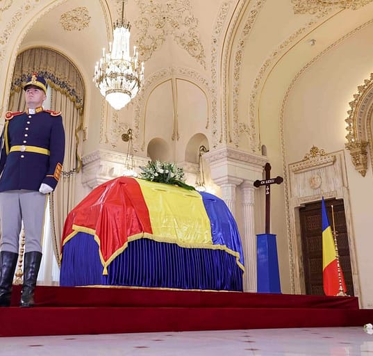 Porțile Palatului Cotroceni s-au deschis pentru publicul larg. Cetățenii, așteptați să aducă un ultim omagiu lui Ion Iliescu