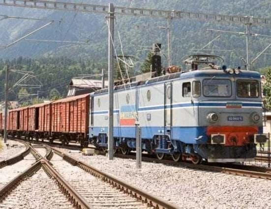 Traficul pe magistrala 100, perturbat din cauza unui tren de marfă