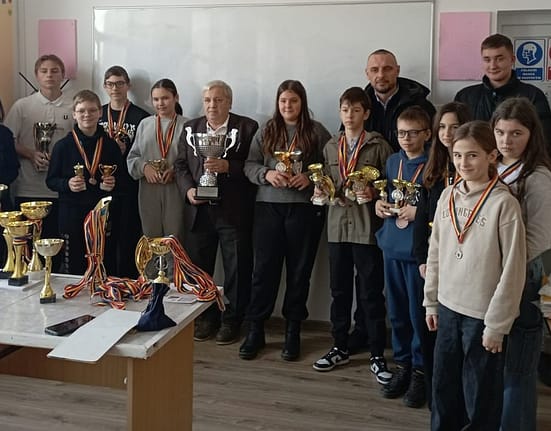 „Fenomenul Oneaga”. Cum au ajuns un învățător și elevii săi de la capătul României să câștige zeci de titluri naționale