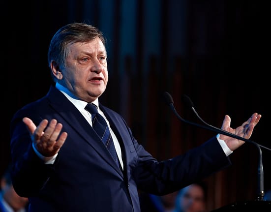 Crin Antonescu le răspunde celor care întreabă ce a făcut în ultimii 10 ani: Aveam lucruri mai importante de făcut decât politica / Am stat alături de familie, e timpul să stau alături de ţară