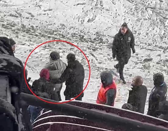 Marius Șumudică, asaltat cu bulgări de zăpadă pe Giulești! Ce gest extrem voia să facă antrenorul