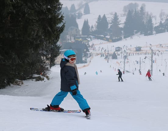 Începe vacanța de schi 2025. Recomandările polițiștilor pentru părinți și copii