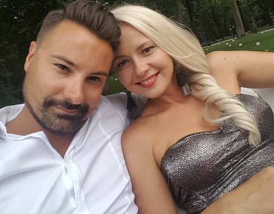 Șeful de campanie al lui Călin Georgescu la care au descins azi mascații este un fost jurnalist. Rolul jucat de soția sa