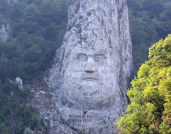 Românii, copleșiți de teorii aberante despre daci: l-au adoptat pe Iisus, au colonizat Danemarca, au construit tuneluri sub Carpați
