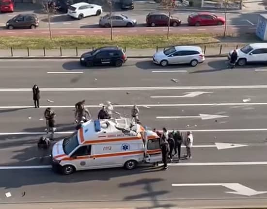 VIDEO Ambulanță răsturnată în accident, cu răniți înăuntru, repusă pe roți de martori. Un medic atrage atenția împotriva unui astfel de gest