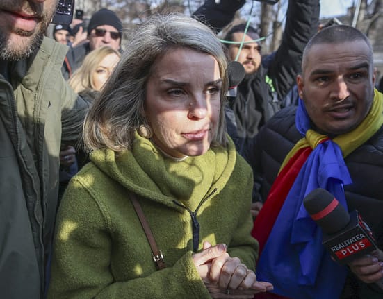 Cristela Georgescu, soția lui Călin Georgescu, a venit cu bodyguarzii la Parchet: „E totul o mascaradă, trebuie să avem acest spectacol al cătușelor”