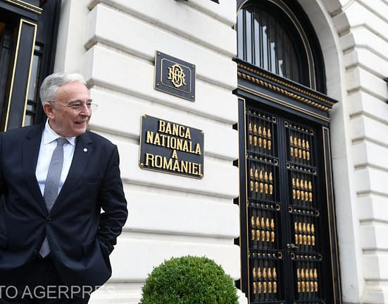 Isărescu, îngrijorat de taxele comerciale ale lui Trump și de faptul că acestea se vor regăsi în scumpiri. Ce s-a discutat la vârful BNR despre cursul leului și creșterea PIB, care se va redresa „mai puțin decât s-a anticipat”