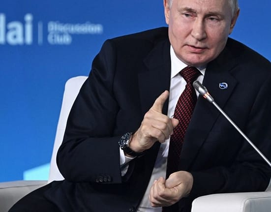 Putin îl laudă pe Trump, numindu-l „maestru”: „Va aduce ordine, toți vor fi la picioarele stăpânului”. Ce interese meschine are liderul de la Kremlin