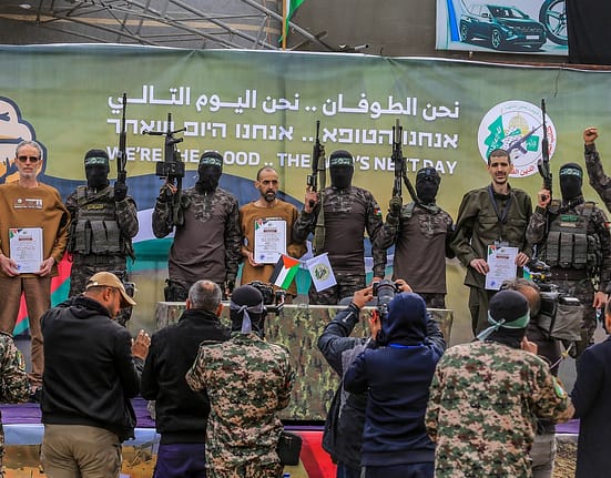 Hamas suspendă eliberarea ostaticilor israelieni și acuză Israelul de nerespectarea armistițiului