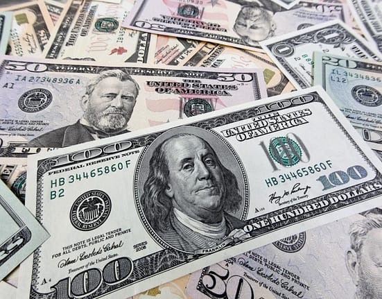 Leul a stagnat vineri în raport cu euro, dar a câştigat teren în faţa dolarului american